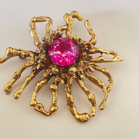 Vintage Signed Capri Pink Crystal Rhinestone Brooch - Picture 6 of 6